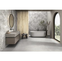 Moderne badkamer met dubbele wastafel, bad en tegels in marmerlook.