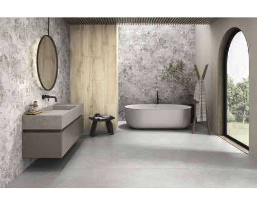 Moderne badkamer met dubbele wastafel, bad en tegels in marmerlook.
