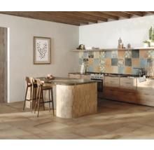 Lichte keuken met houten vloertegels, kookeiland en mozaïektegels op de muur.
