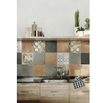 Keuken spoelbak met patroontegels op de muur