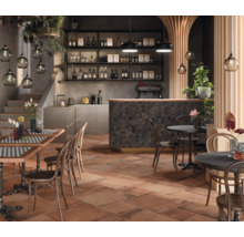 Horecaruimte met tafels, stoelen, bar en terracotta vloertegels voor een rustieke sfeer.
