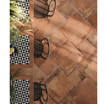 Vloertegels in terracotta look met tafels en stoelen