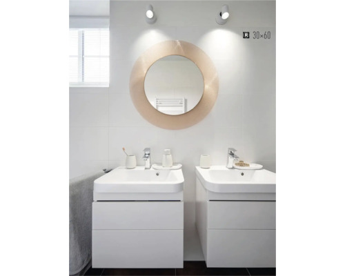 Moderne badkamer met twee wastafelonderkasten, ronde spiegel en witte tegels