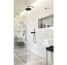 Badkamer met douche, witte wandtegels, ingebouwde plank en zwarte doucheset