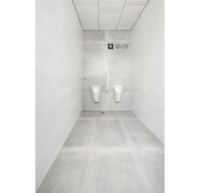 Moderne badkamer met witte tegels en twee urinoirs