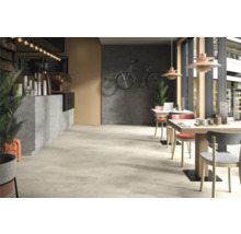 Interieur van een café met tafels, stoelen en een toonbank