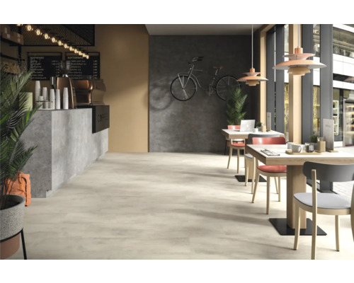 Interieur van een café met tafels, stoelen en een toonbank