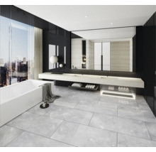 Moderne badkamer met ligbad, wastafel en grote spiegel