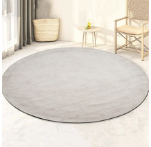 Rond vloerkleed in kamer met mand en stoel