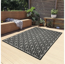 Terrasscène met buitentapijt in geometrisch design