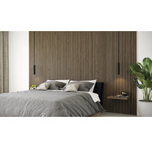 Slaapkamer met akoestische panelen aan de muur en hanglampen