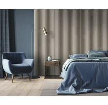 Slaapkamer met wandpanelen, fauteuil en bed