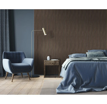 Slaapkamer met bed, fauteuil, nachtkastje en wandpanelen