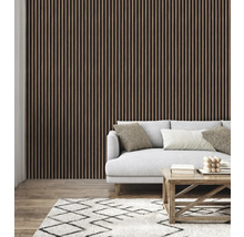 Woonkamer met houten lambrisering, bank en vloerkleed