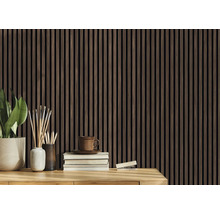 Houten panelen als wandbekleding in een interieur met bureauaccessoires.