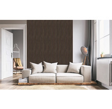 Woonkamer met houten lambrisering, bank, staande lamp en open deur