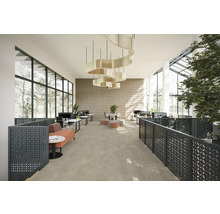 Kantoortuin met bureaus, computers, planten en decoratieve scheidingswanden