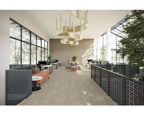 Kantoortuin met bureaus, computers, planten en decoratieve scheidingswanden