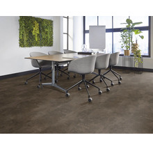 Vergaderruimte met tafel, bureaustoelen, flip-over, plantenwand en kamerplant