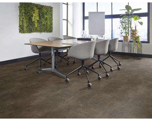 Vergaderruimte met tafel, bureaustoelen, flip-over, plantenwand en kamerplant