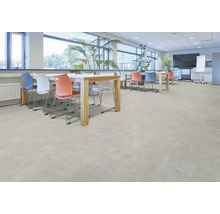 Lichte ruimte met tafels, stoelen en vinyl vloer