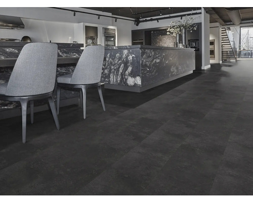 Moderne keuken met donkere vloerbedekking, kookeiland en twee stoelen