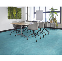 Vergaderruimte met tafel, stoelen, flipover en plantendecoratie voor vergaderingen
