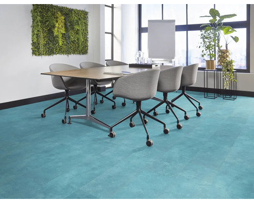 Vergaderruimte met tafel, stoelen, flipover en plantendecoratie voor vergaderingen
