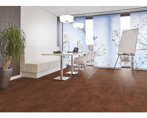 Licht kantoor met eettafel, stoelen en vloerbedekking