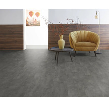 Woonkamer met modern design, vloer in steenlook, fauteuil en decoratie