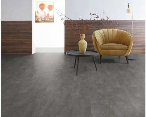 Woonkamer met modern design, vloer in steenlook, fauteuil en decoratie