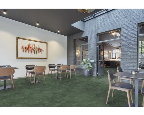 Interieur met tafels, stoelen en kunstwerken aan de muur
