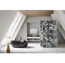 Lichte badkamer met bad, douche, wastafel en spiegel op een zolderverdieping