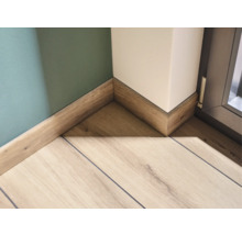Vloerbedekking en plinten in een kamer