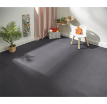 Kindvriendelijke kamer met grijze vloerbedekking, versierd met speelgoed en planten