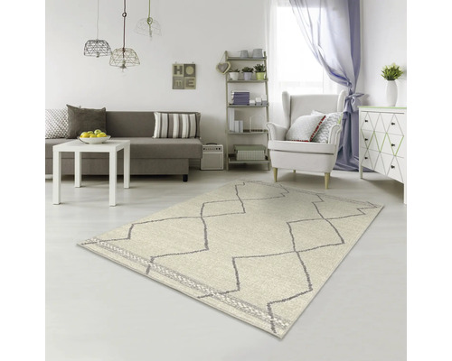 Woonkamer met bank, fauteuil, commode en gemustereerd vloerkleed