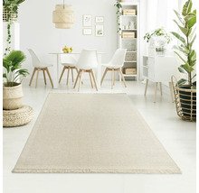 Beige vloerkleed in een lichte eetkamer met tafel en stoelen