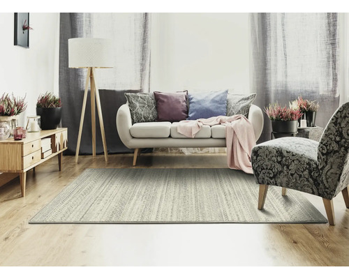 Woonkamer met vloerkleed, bank, fauteuil en bijzettafel