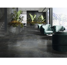 Elegante wachtkamer met vloertegels in steenlook, groene scheidingswanden en fauteuils