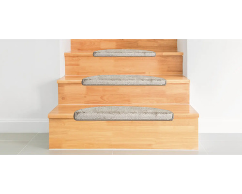 Houten trap met traptreden van tapijt