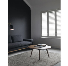 Woonkamer met bank, vloerkleed en salontafel