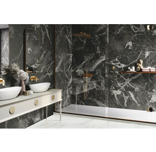 Moderne badkamer met marmeren tegels, wastafelmeubel met twee wastafels en douchecabine.