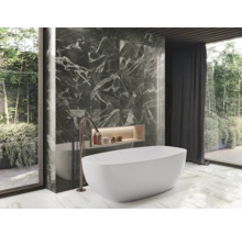 Badkamer met ligbad, kraan en wandtegels in marmerlook voor een moderne sfeer