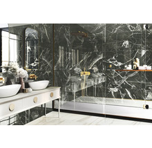 Moderne badkamer met marmeren tegels, dubbele wastafel en glazen douche