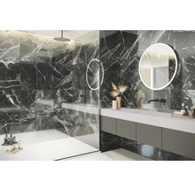 Moderne badkamer met marmeren tegels, wastafel en ronde spiegels met verlichting
