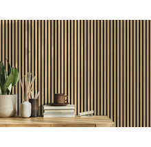 Decoratieve plaat met houten stroken voor interieurs op een tafel met decoratie