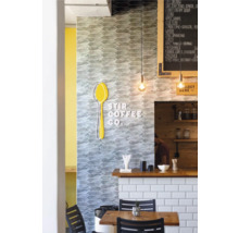 Interieur van een café met tafel, stoelen, toonbank en menukaart