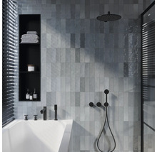 Moderne badkamer met ligbad, grijze wandtegels, regendouche en ingebouwde plank