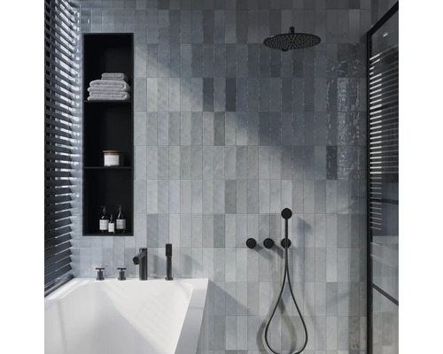 Moderne badkamer met ligbad, grijze wandtegels, regendouche en ingebouwde plank