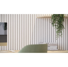 Scene met akoestische panelen aan de muur, stapel boeken en kamerplant